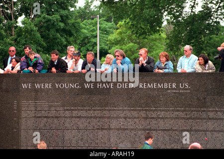 Die Leute an der Minnesota Vietnam Veterans Memorial Wall an der Memorial Day Service. St Paul Minnesota MN USA Stockfoto