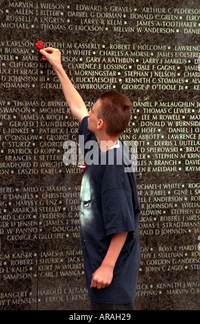 Teen jungen Alter 15 zu Ehren ein Soldat in Minnesota Vietnam Veterans Memorial Wall Memorial Day Service. St Paul Minnesota MN USA Stockfoto