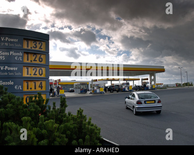 Shell-Tankstelle mit sehr hohen Gas Preise Zeichen entlang der Französisch-A1-Autobahn zwischen Lille und Paris Frankreich Stockfoto