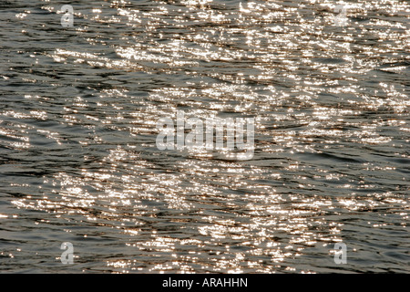 Die Sonne reflektiert das Wasser Stockfoto