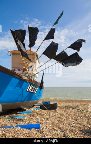 Blau aus Holz Angelboot/Fischerboot am Strand von Aldeburgh mit schwarzem Filzstift Fahnen Stockfoto