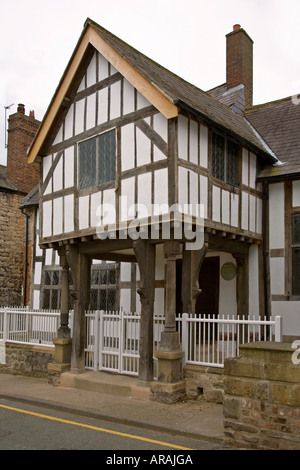 Der Eingang zum 15. Jahrhundert Nantclwyd House beherbergt eine der ältesten mittelalterlichen in North Wales Ruthin UK Stockfoto