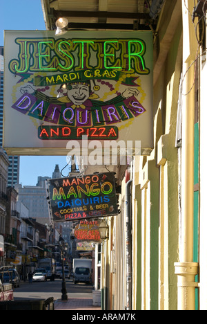 Straßenszene in der Bourbon Street im French Quarter in New Orleans Louisiana USA Stockfoto