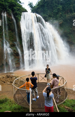 Familie der chinesischen Touristen Schnappschüsse am Feilong Wasserfall Shilin County Yunnan China Stockfoto