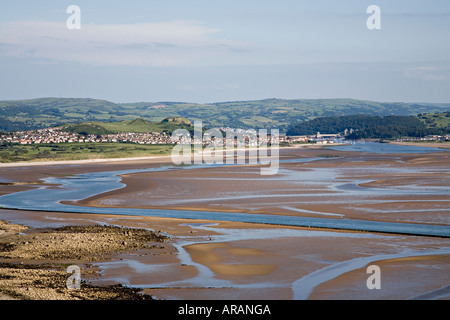 Deganwy und Conwy mit Schloss und verbindende Brücke über den Fluss Conwy Mündung und Muschel-Betten bei Ebbe Wales UK Stockfoto