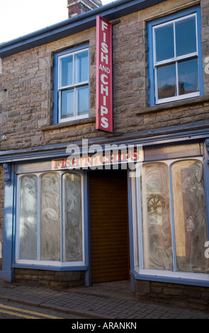 Geschlossene Fish &amp; Chips-Shop mit Brettern vernagelt und weiß getünchten Windows in ländlichen Kleinstadt Talgarth Wales UK Stockfoto