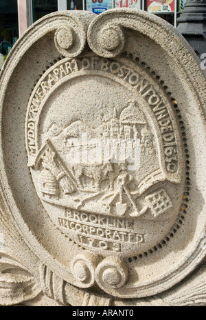 Brookline Wappen der Stadt in Relief gegossen Stockfoto