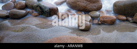 Wellen Waschen gegen Zeit getragen Felsbrocken entlang der Atlantikküste, Acadia National Park, Maine. Stockfoto