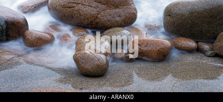 Wellen Waschen gegen Zeit getragen Felsbrocken entlang der Atlantikküste, Acadia National Park, Maine. Stockfoto