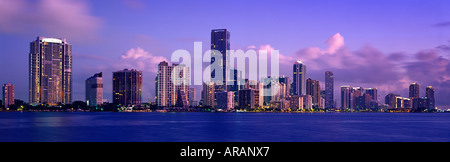 Lichter im Highrise Büro- und Wohngebäuden Linie Brickell Avenue, da Dämmerlicht Biscayne Bay, Miami, Florida wiedergibt. Stockfoto