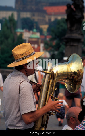 Tuba-Spieler mit Jazzband Prag Tschechische Republik Stockfoto