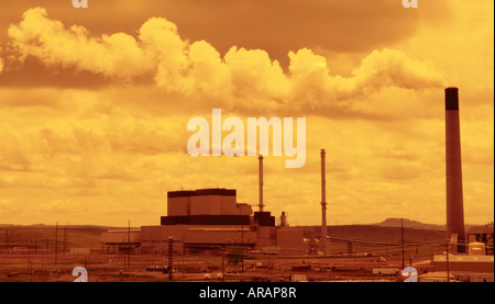 Schornsteine in einem Kraftwerk, die Emission von Treibhausgasen Stockfoto