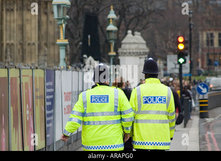 London Bobbies auf Westminster Bridge Stockfoto