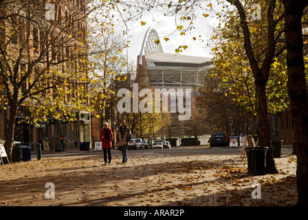 paar Spaziergänge Occidental Ave südwärts im historischen Bezirk von Seattle, Washington Stockfoto