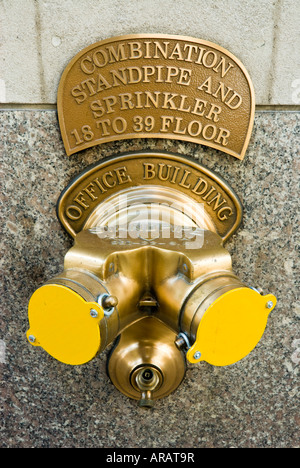 Kombination Standrohr und Sprinkler, Rockefeller Center, Manhattan, New York, USA Stockfoto