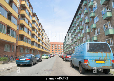 Autos parken in Wohnstraße des Wohnblocks, Kopenhagen, Dänemark Stockfoto