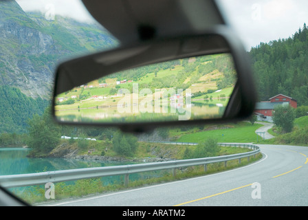 Reflexion des norwegischen Fjord in Auto Rückspiegel, Norwegen Stockfoto