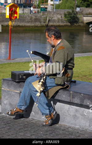 Mann spielen Rohr Stockfoto