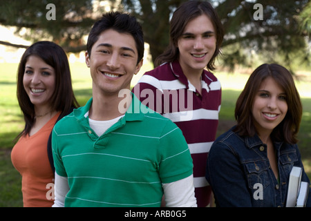 Porträt der Gruppe von Jugendlichen im Park Stockfoto