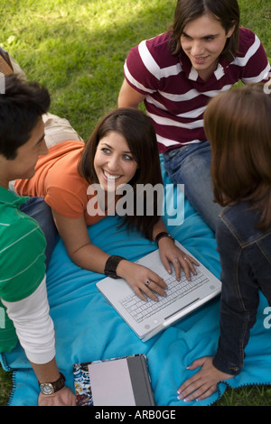 Jugendliche gemeinsam studieren Stockfoto