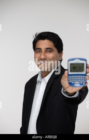 Portrait of Man Holding persönlicher digitaler Assistent Stockfoto