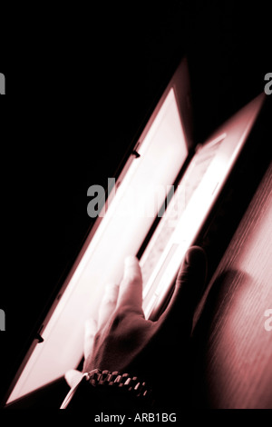 Laptop mit weißen Bildschirm; isoliert auf schwarz; Nahaufnahme Stockfoto