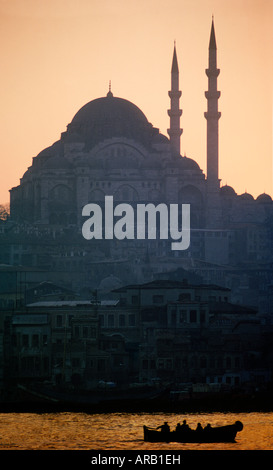 Blick auf den Sonnenuntergang von der Süleymaniye-Moschee in Istanbul. Turkei. Stockfoto