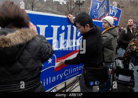 Anhänger des demokratischen Präsidentschaftskandidaten Sen Hillary Rodham Clinton-Rallye im Union Square Park in New York City Stockfoto