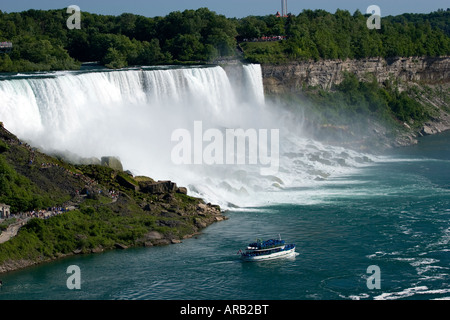 Niagara Falls American Falls und Mädchen des Nebels Boot tour Stockfoto