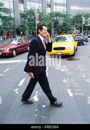 Geschäftsmann mit Handy-Kreuzung Straße Stockfoto