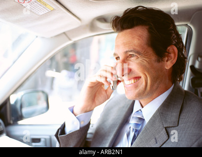 Kaufmann im Auto, mit Handy Stockfoto