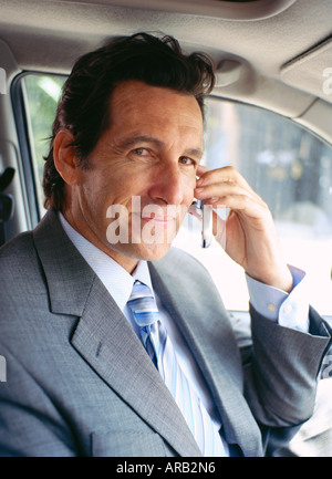 Kaufmann im Auto, mit Handy Stockfoto