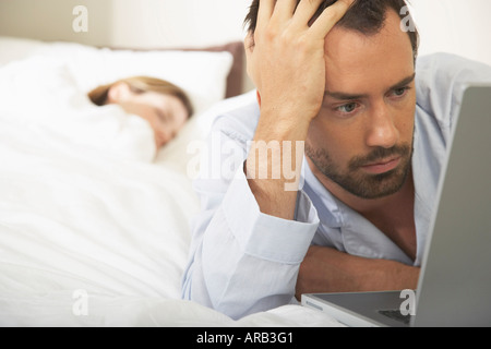 Mann mit Laptop-Computer Stockfoto