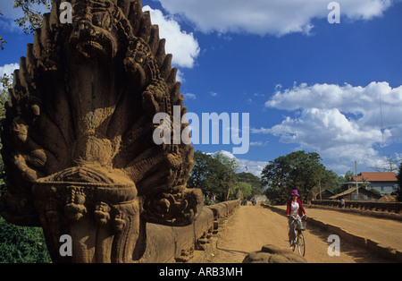 Spean Praptos Brücke (am besten erhaltene Beispiel einer Angkor Brücke) mit Naga schnitzen, Kompong Kdei, Kambodscha Stockfoto