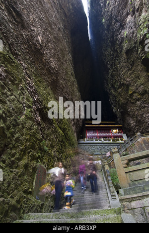 Buddhistischer Tempel eingekeilt in Seite Berghöhle, Yangdang Berge, Wenzhou, Zhejiang Province, China Stockfoto