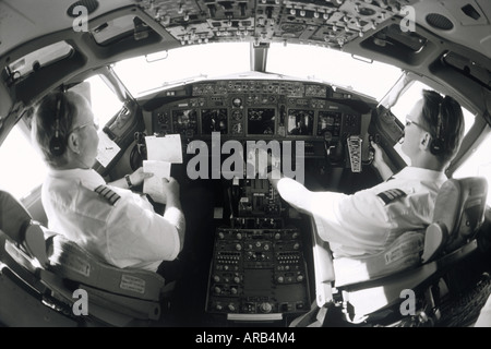 Piolets und Control Panel im Cockpit des Passagier-Jet im Flug Stockfoto