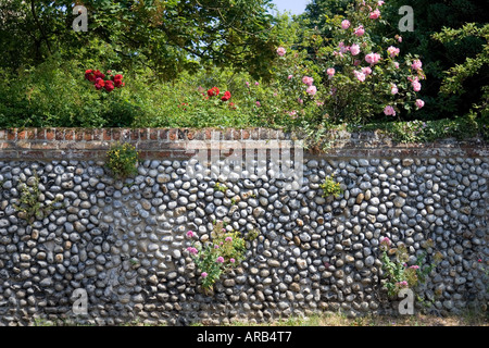 Ziegel und Feuerstein Wand in Happisburgh Norfolk Vereinigtes Königreich Stockfoto