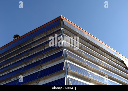 Sonnenkollektoren auf dem Dach der Solaire eine grüne Gebäude in Battery Park City in New York City Stockfoto