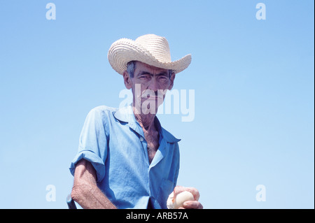 Eine kubanische Guajiro oder Bauer Bauer in die kubanische Landschaft, das Yumuri Tal, Kuba