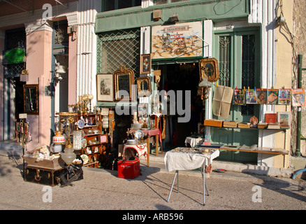 Alte gebrauchte Artikel Shop Verkauf anbieten Preise Monastiraki Plaka Athen sonnigen Griechenland Schnäppchenmarkt Sammler seltener Jäger Junk-e-Bücher Stockfoto