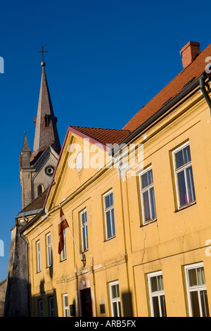 Der Turm der St.-Johannes Kirche erhebt sich ein Bürogebäude in Cesis Lettland Stockfoto