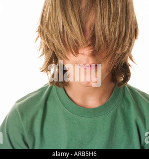 Teenager Boy mit Haaren bedeckte Gesicht Stockfoto