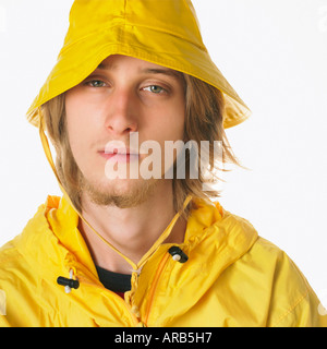 Porträt eines Teenagers tragen Regenmantel Stockfoto