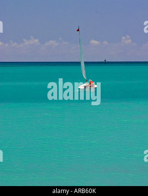 Ein kleines Segelboot in den flachen Riff geschützten Gewässern aus Oah'u, Hawaii Segeln Stockfoto