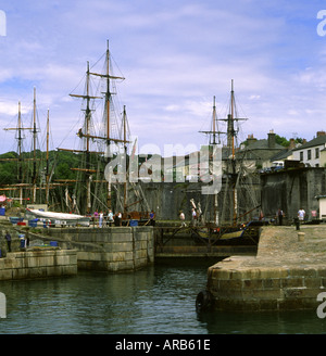 Blick auf den Hafen von Charlestown mit Tall Ships in der Ferne Stockfoto