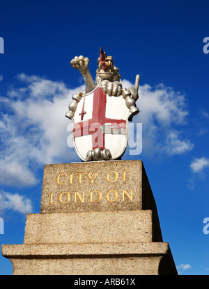 Stadt von London Drachen bewachen London Bridge Stockfoto