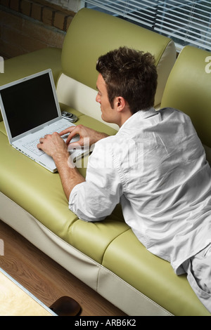 Mann mit Laptop Stockfoto