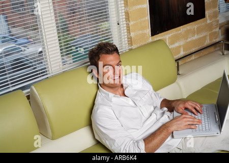 Mann mit Laptop Stockfoto