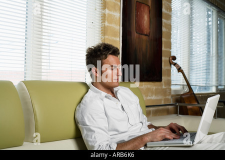 Mann mit Laptop Stockfoto