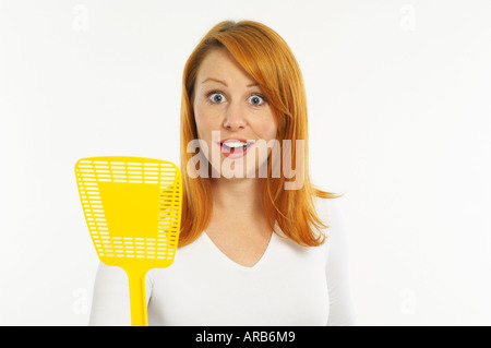 Frau mit Fliegenklatsche Stockfoto